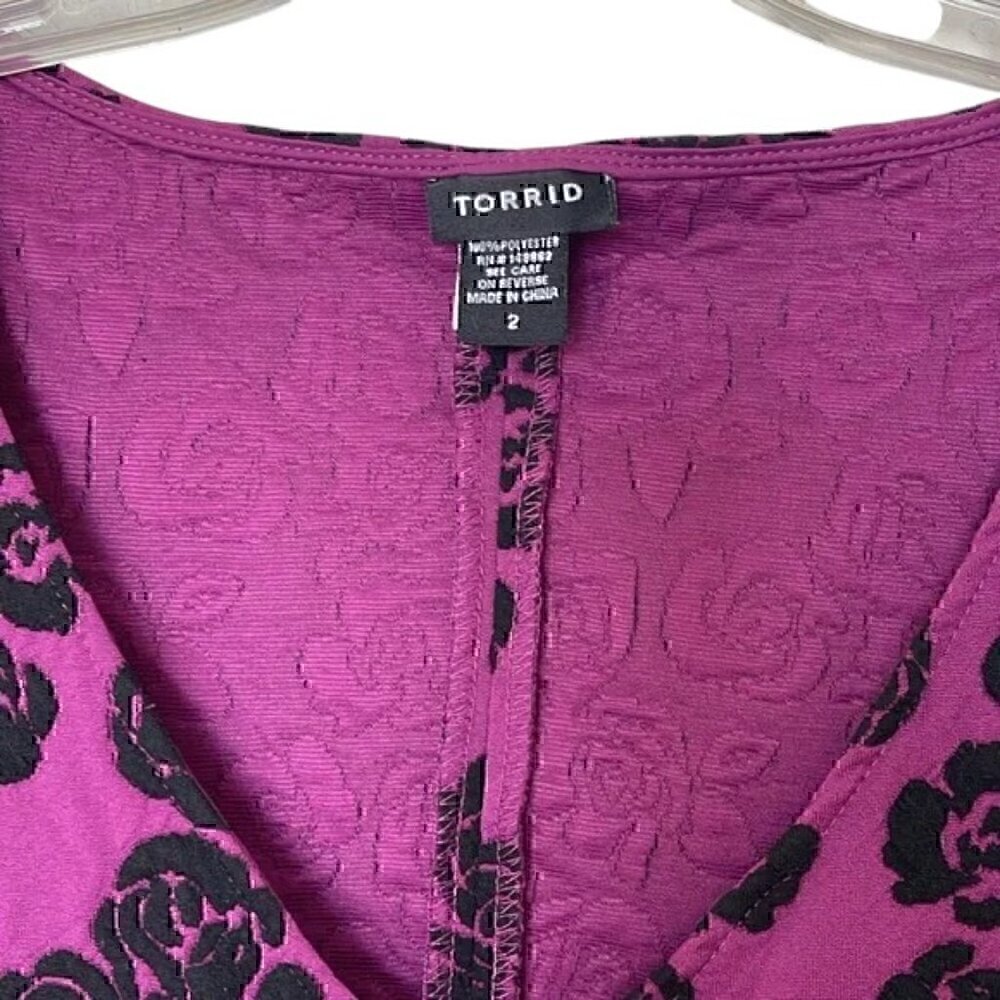 Torrid Women's Purple Floral Hi-Lo Peplum Sleeveless Blouse size 2 - Picture 3 of 8